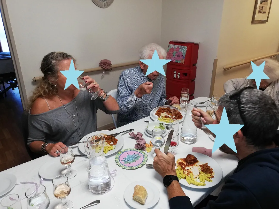 Repas pour la journée mondiale de la maladie l'Alzheimer à la "petite maison" de la résidence les Vallières 
