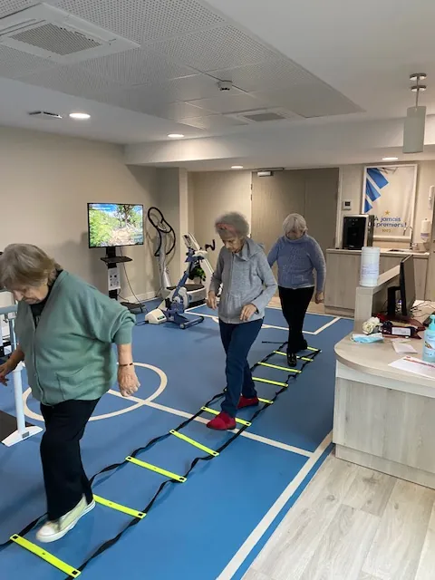 Atelier Parcours : Équilibre et Orientation au Cœur de la Salle Motricité