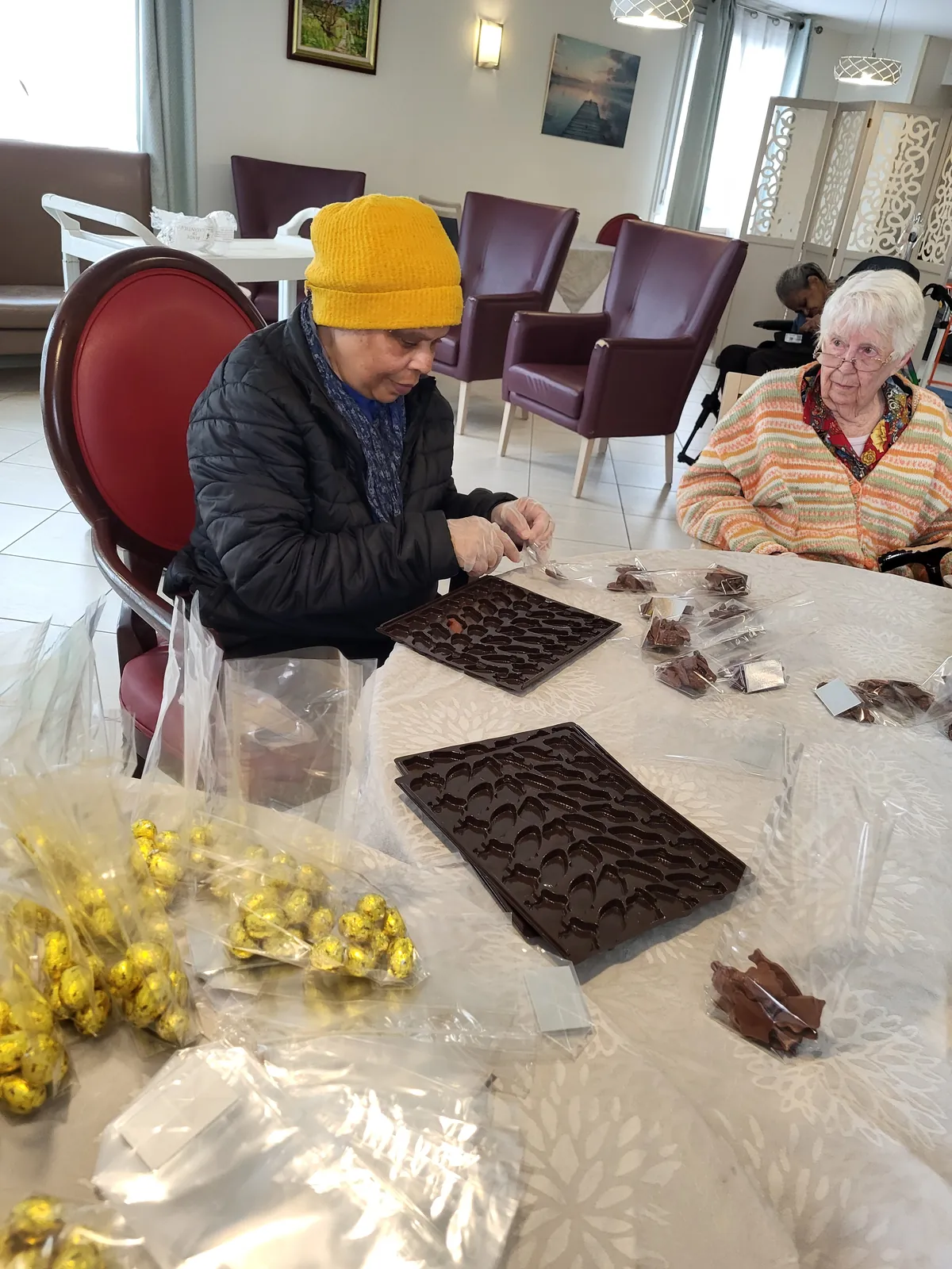 préparation des sachets de chocolat de Pâques 