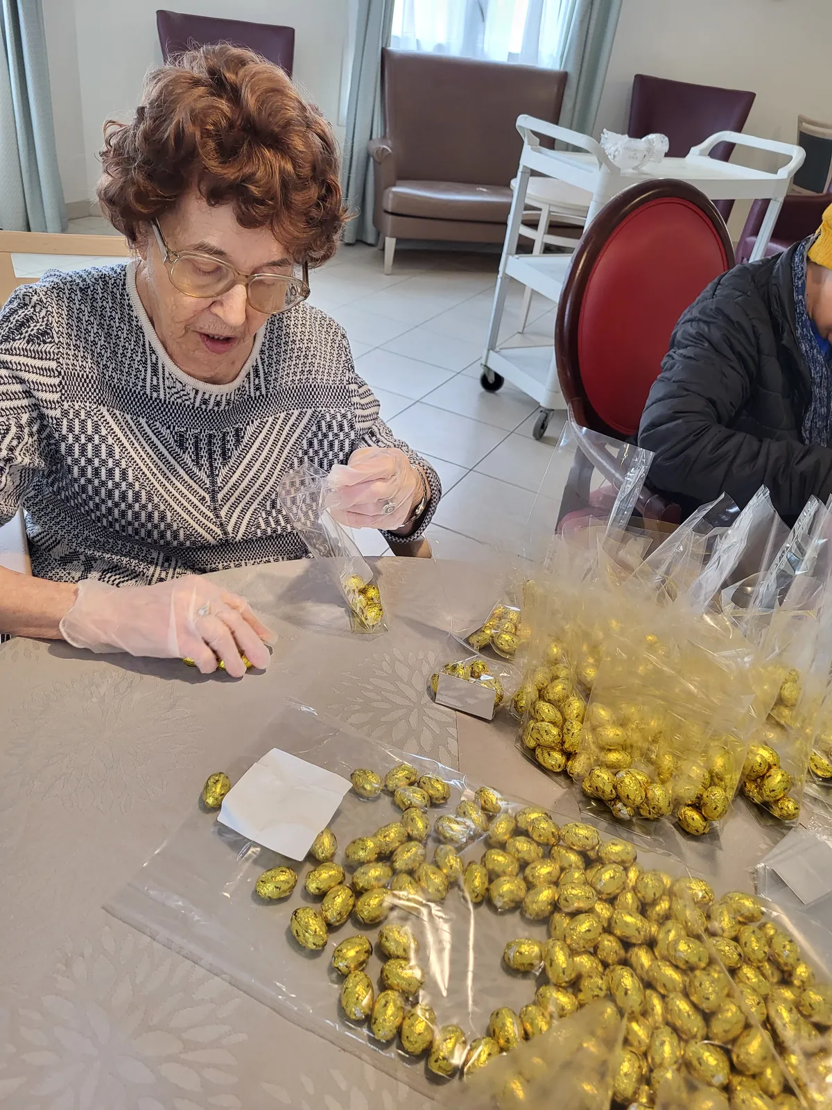 préparation des sachets de chocolat de Pâques 