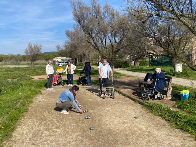 Promenade et pétanque au bord de l'étang de Thau