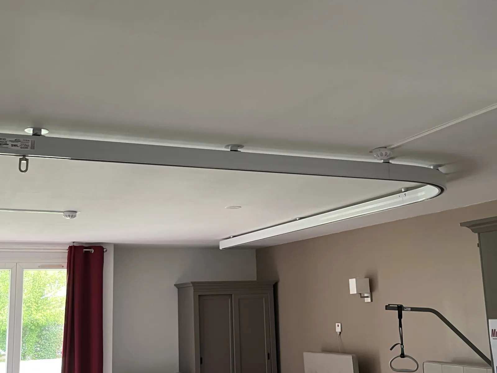 Installation de rails dans les chambres 