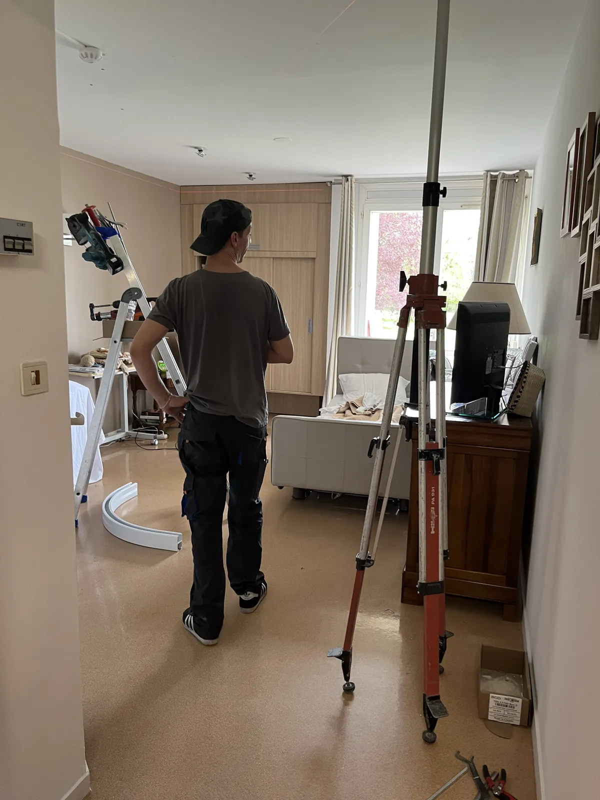 Installation de rails dans les chambres 