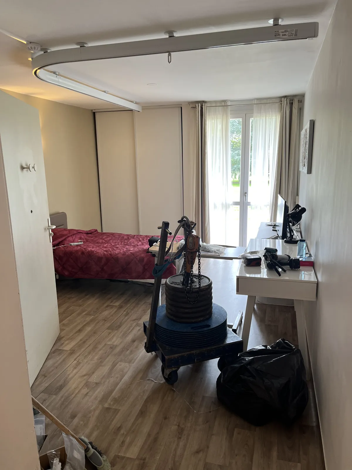 Installation de rails dans les chambres 