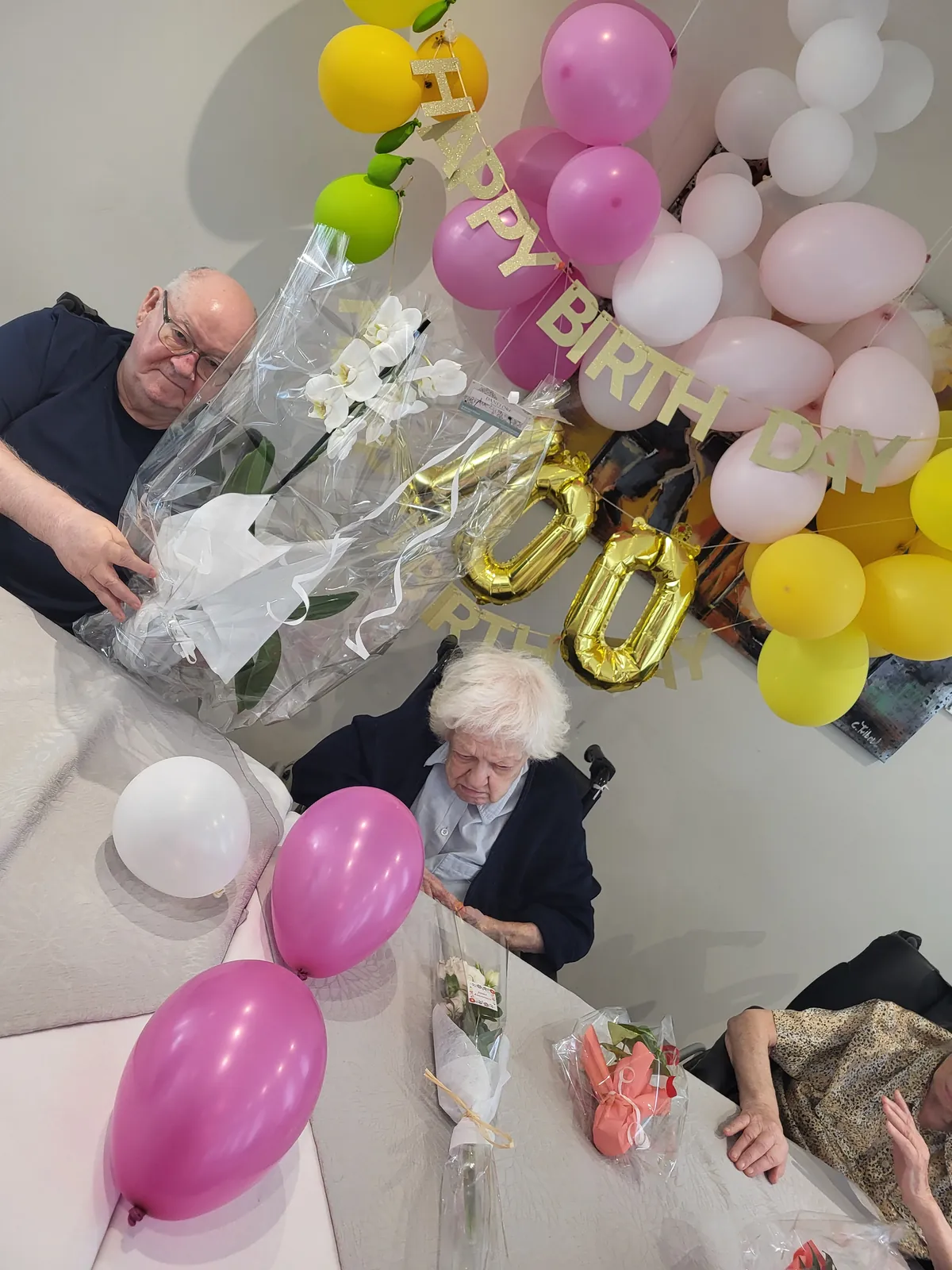 100 ans aujourd'hui : toute la résidence célèbre Madame M. !