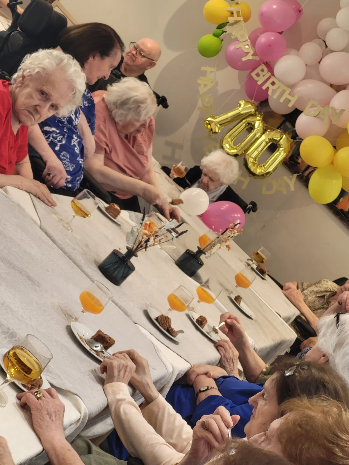 100 ans aujourd'hui : toute la résidence célèbre Madame M. !