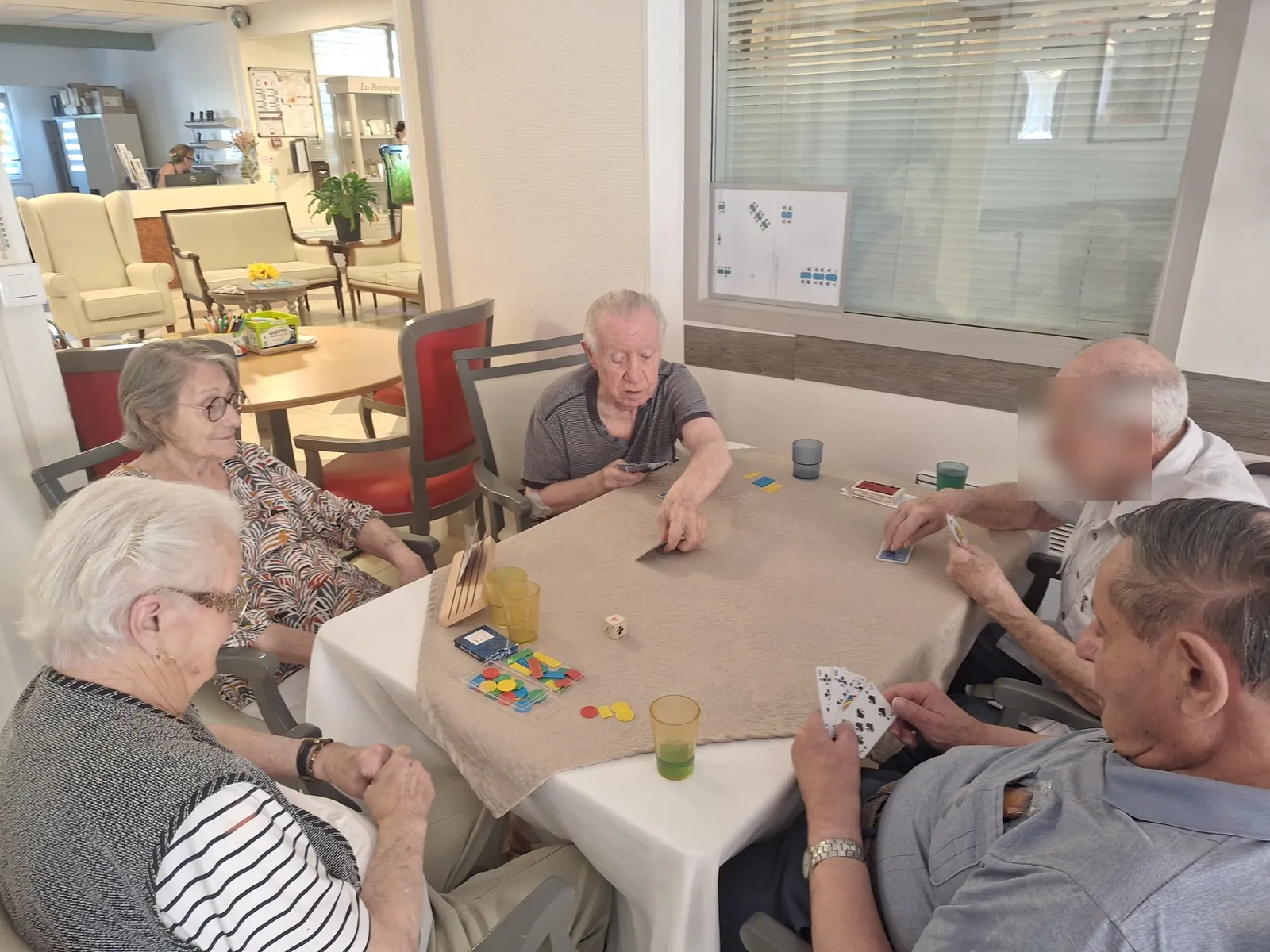 L'atelier belote : le rendez-vous quotidien des passionnés !