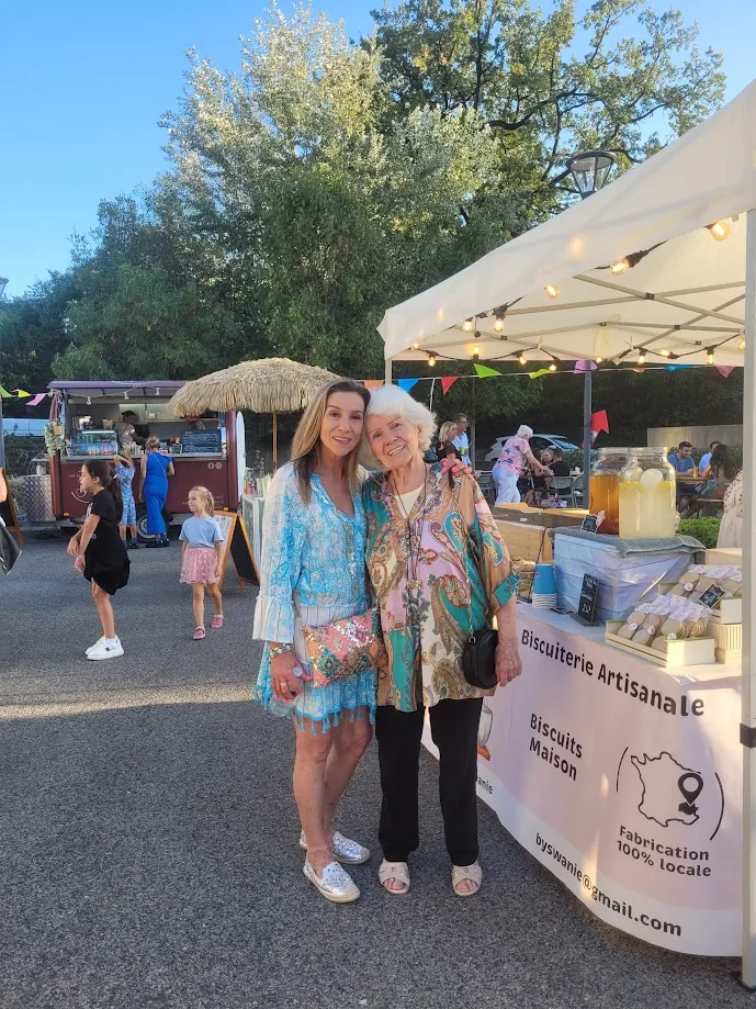 Première édition du marché nocturne à la résidence Les Jardins de Fanton : une soirée festive et réussie !