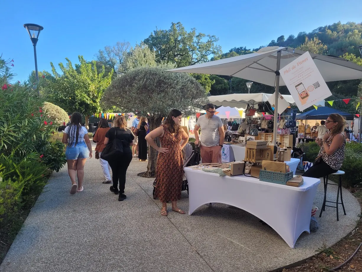 Première édition du marché nocturne à la résidence Les Jardins de Fanton : une soirée festive et réussie !