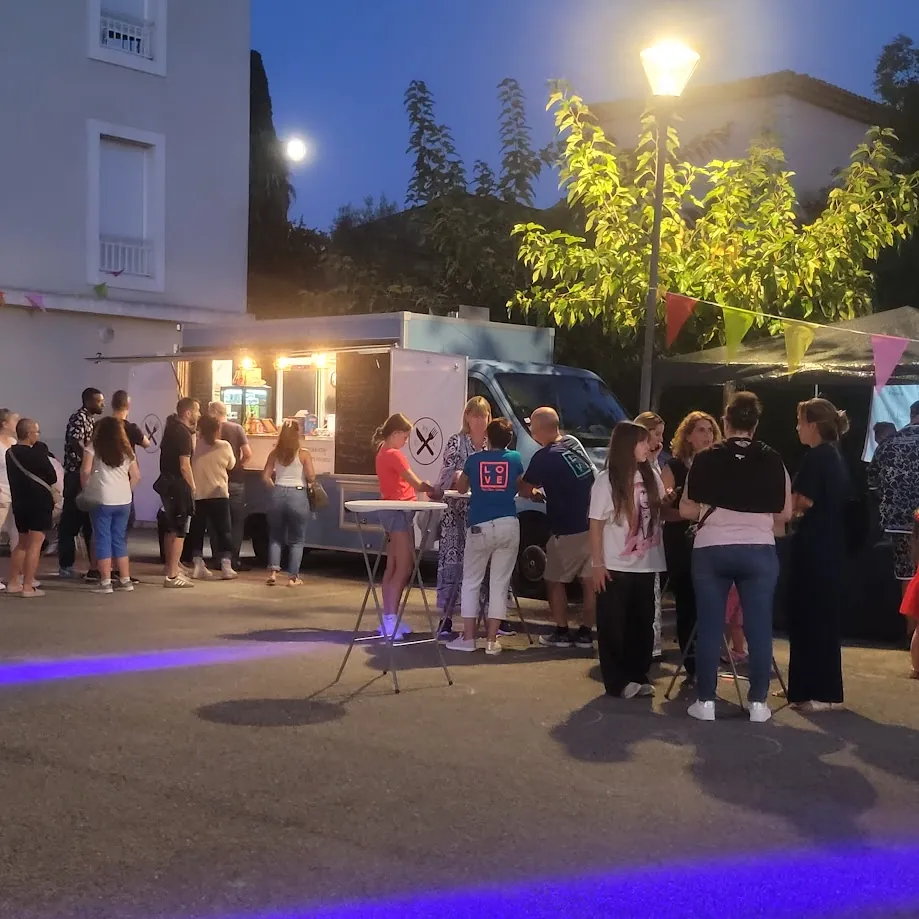 Première édition du marché nocturne à la résidence Les Jardins de Fanton : une soirée festive et réussie !