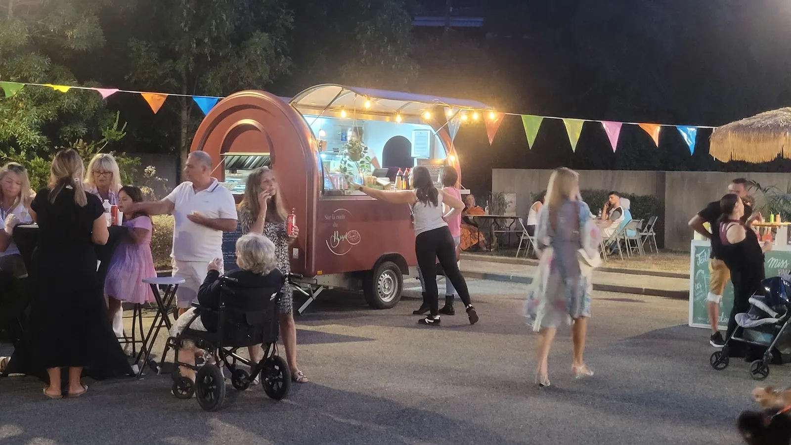 Première édition du marché nocturne à la résidence Les Jardins de Fanton : une soirée festive et réussie !