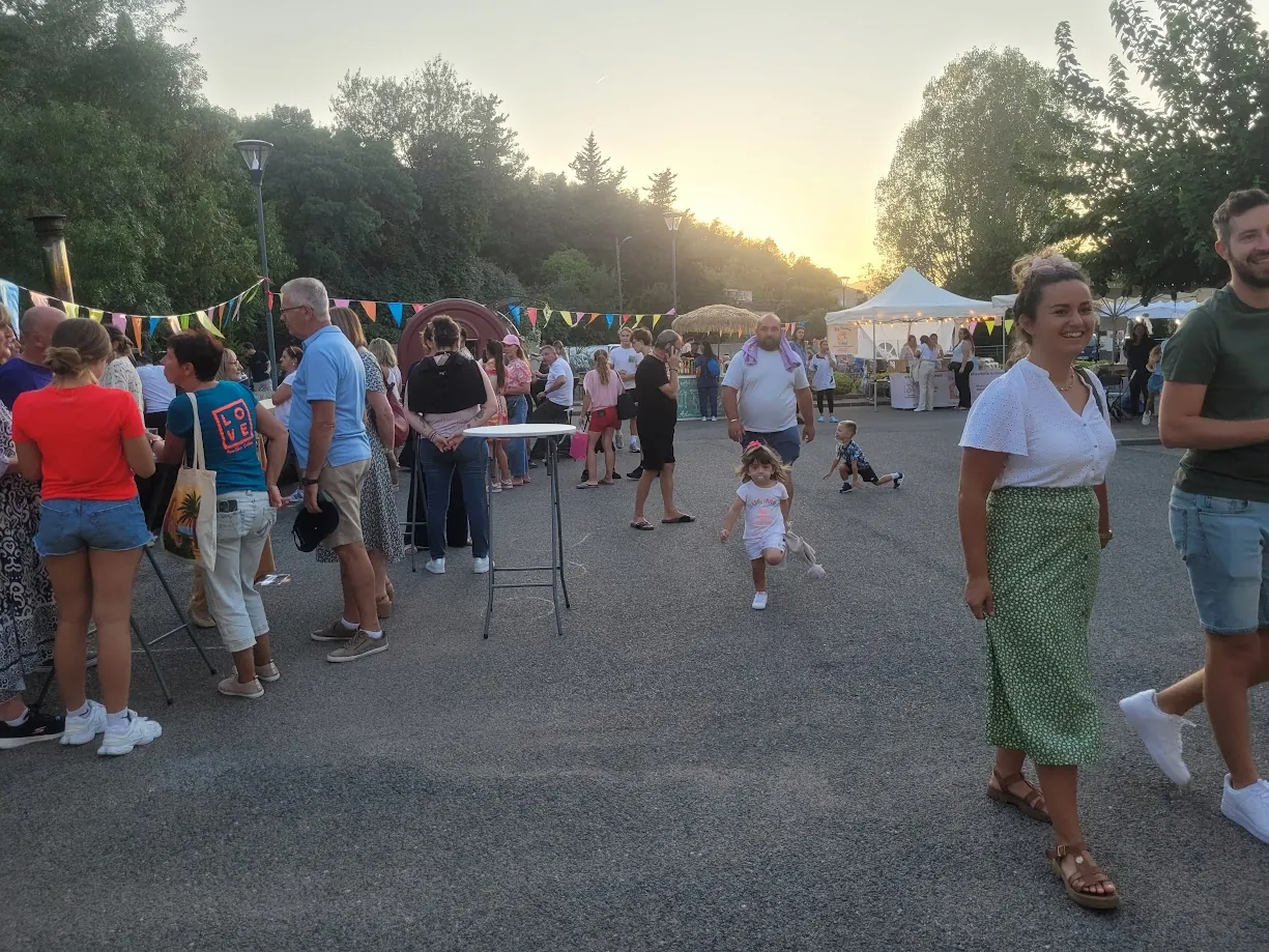 Première édition du marché nocturne à la résidence Les Jardins de Fanton : une soirée festive et réussie !