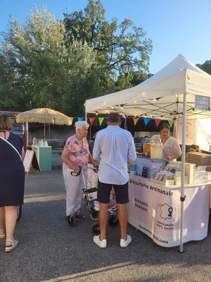 Première édition du marché nocturne à la résidence Les Jardins de Fanton : une soirée festive et réussie !