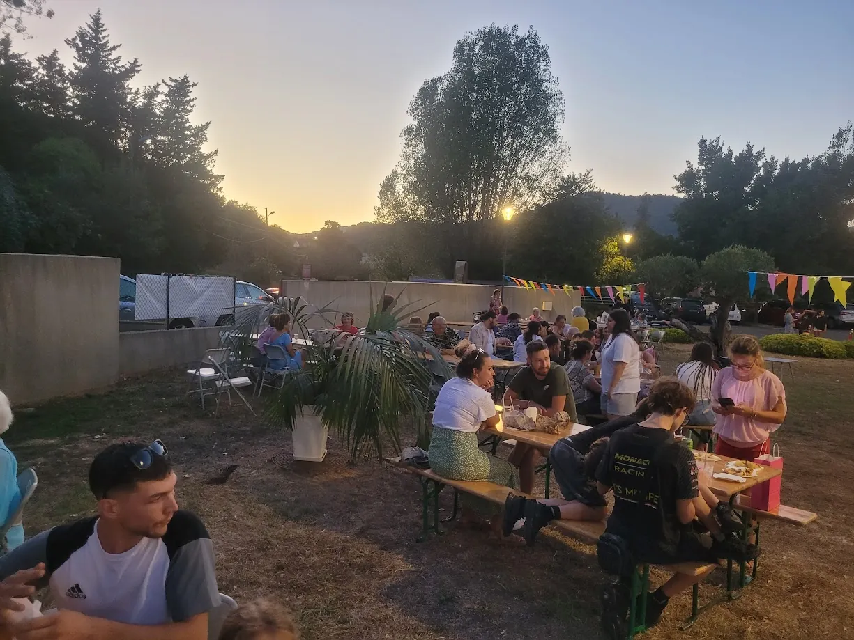 Première édition du marché nocturne à la résidence Les Jardins de Fanton : une soirée festive et réussie !