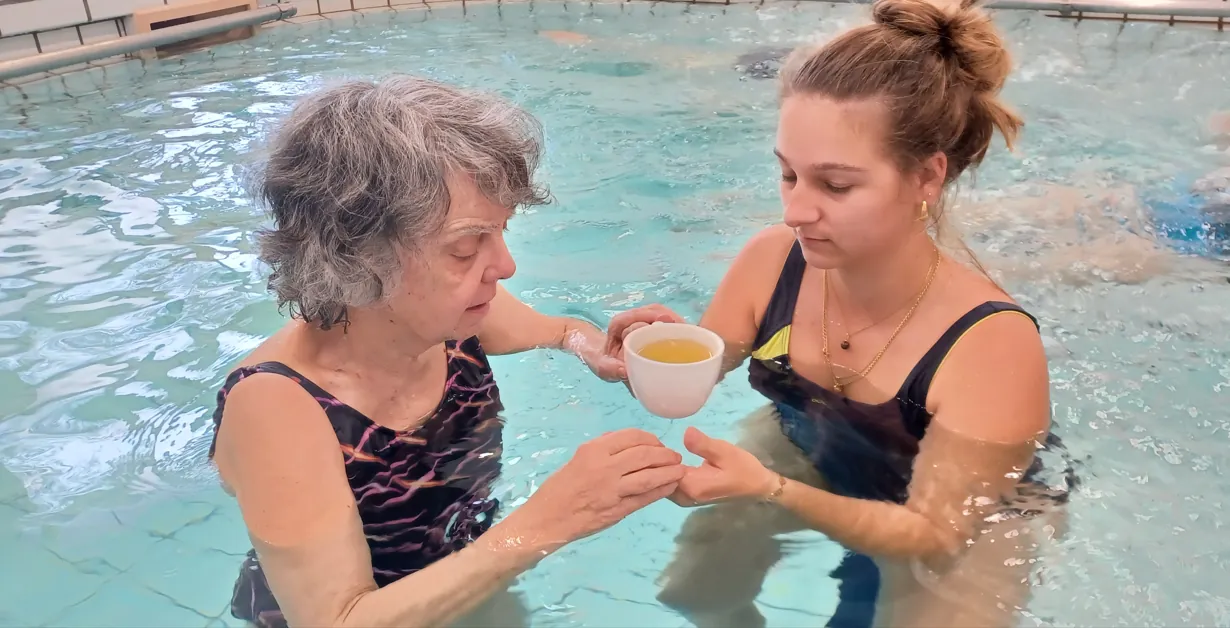 La danse, et le thé en balnéo, un luxe initié à Eleusis. 