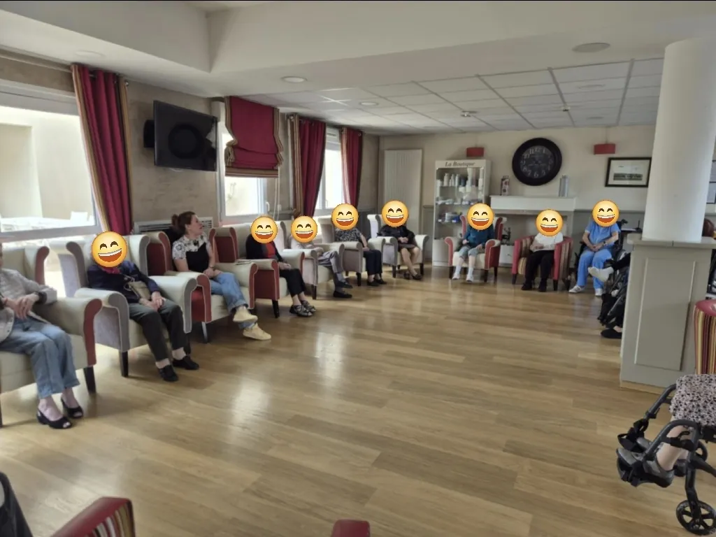 Petite séance de gym douce pour nos résidents! 