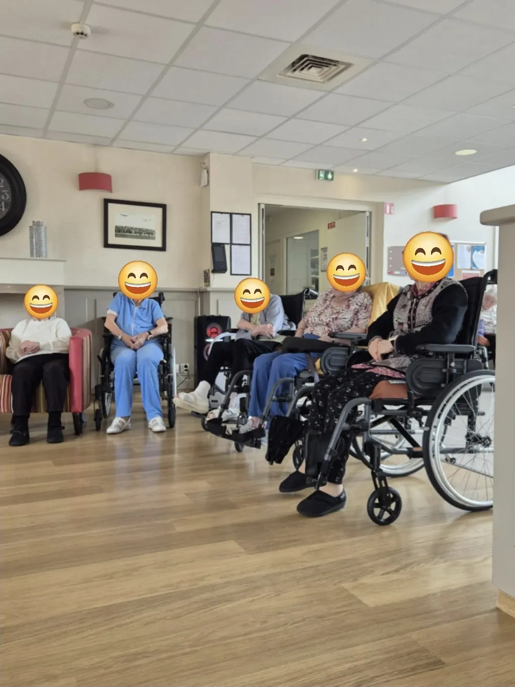 Petite séance de gym douce pour nos résidents! 