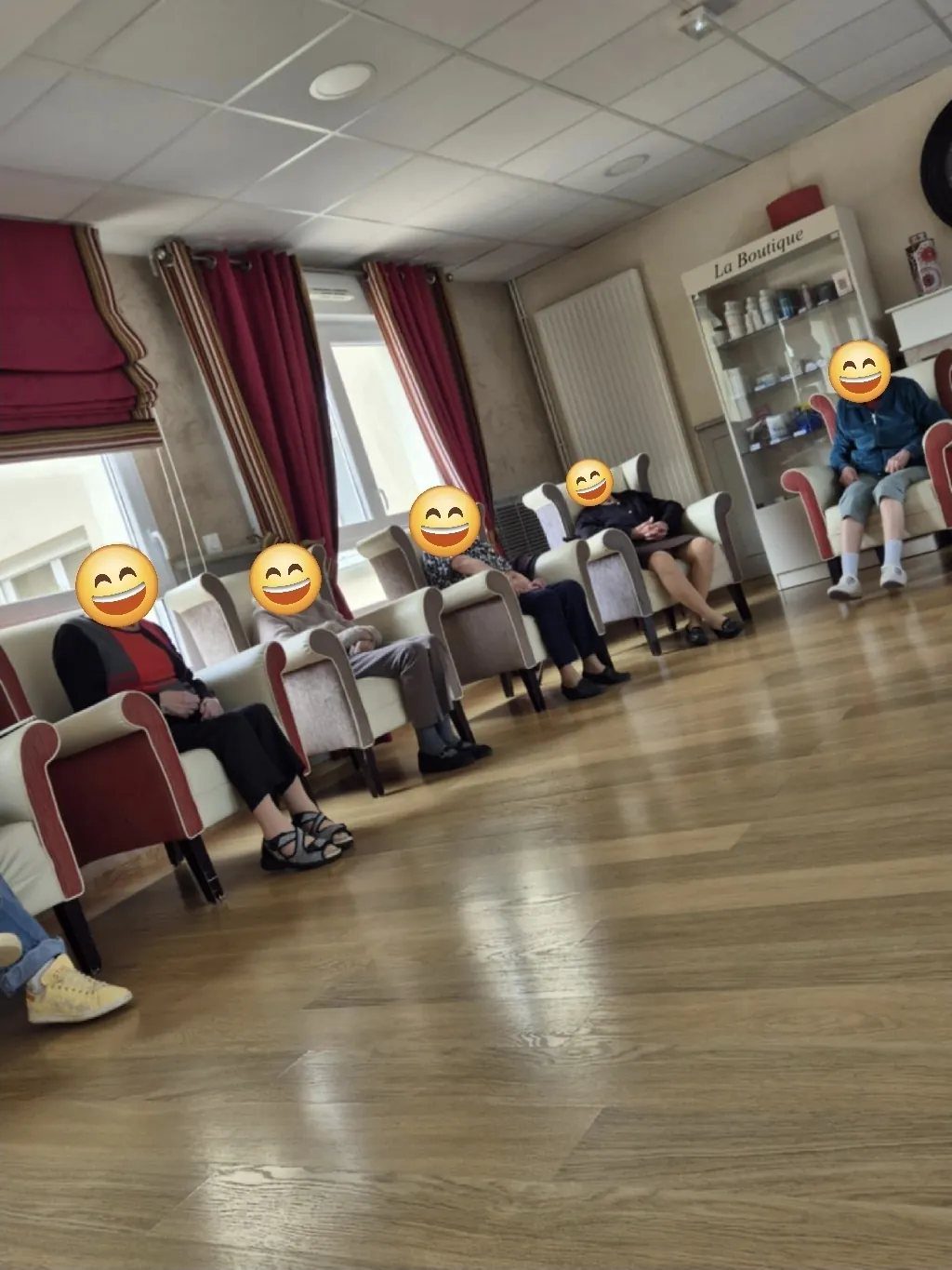 Petite séance de gym douce pour nos résidents! 