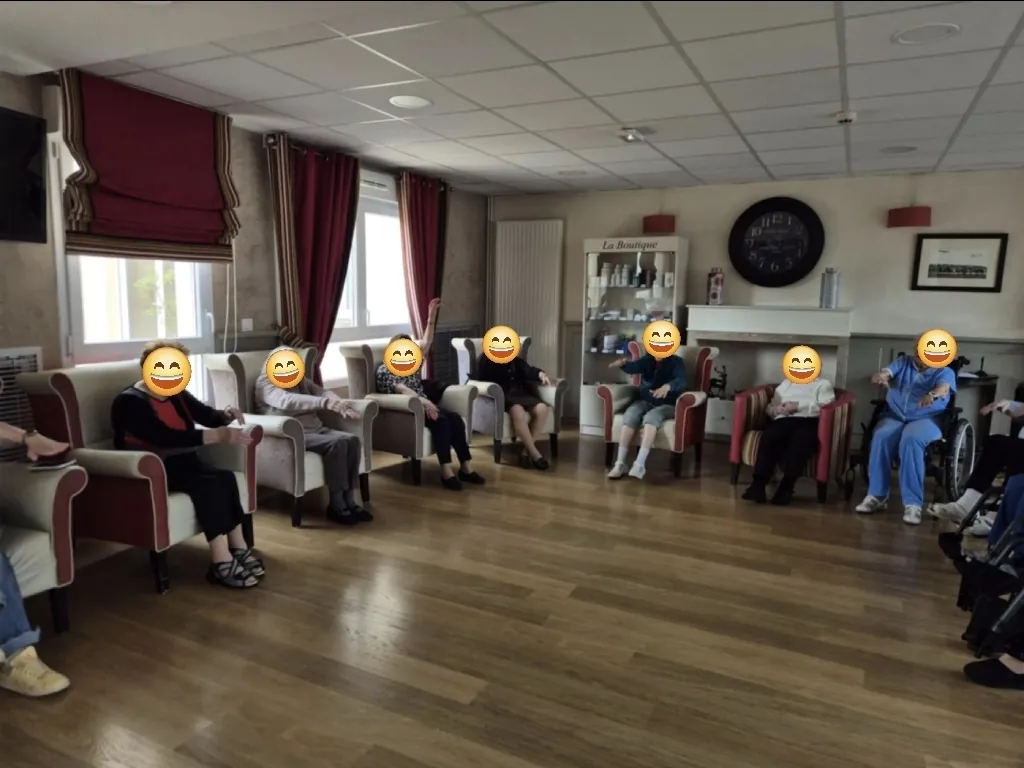 Petite séance de gym douce pour nos résidents! 