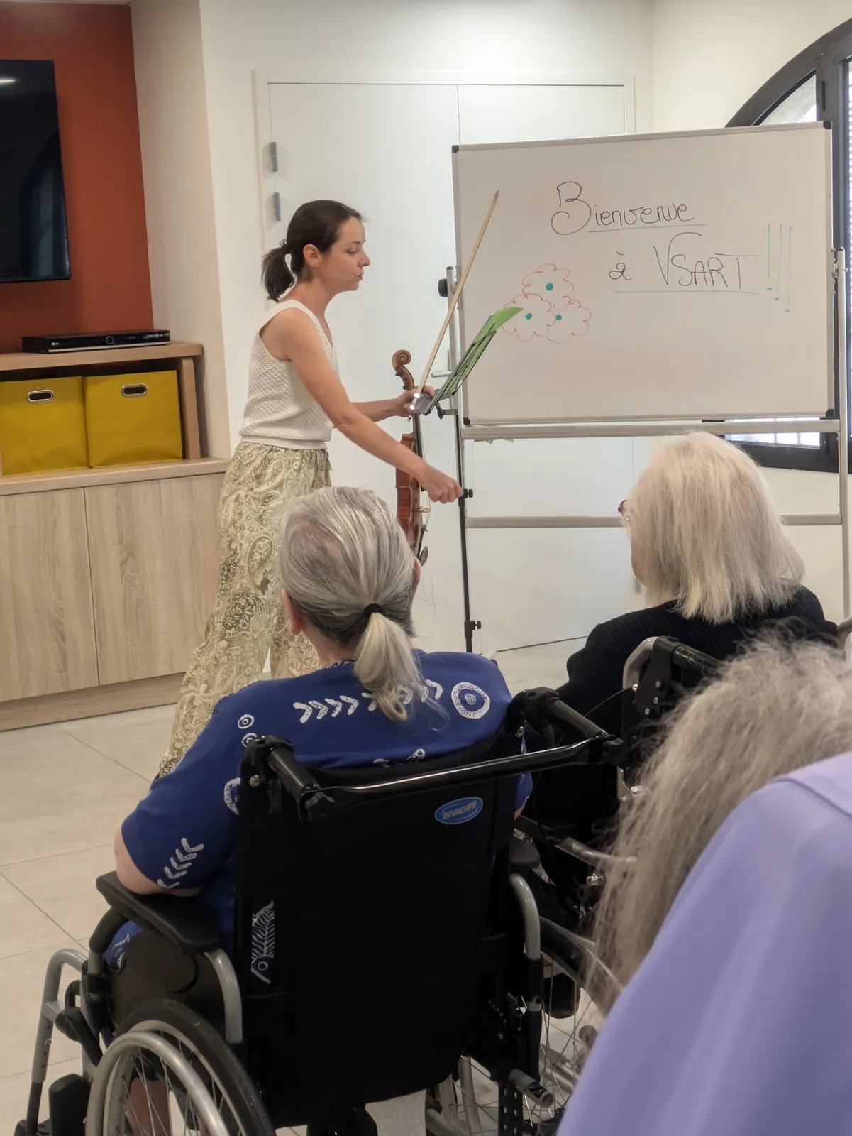 Une violoniste de l'Opéra de Toulon enchante les résidents de l'EHPAD Bastide Bonnetières