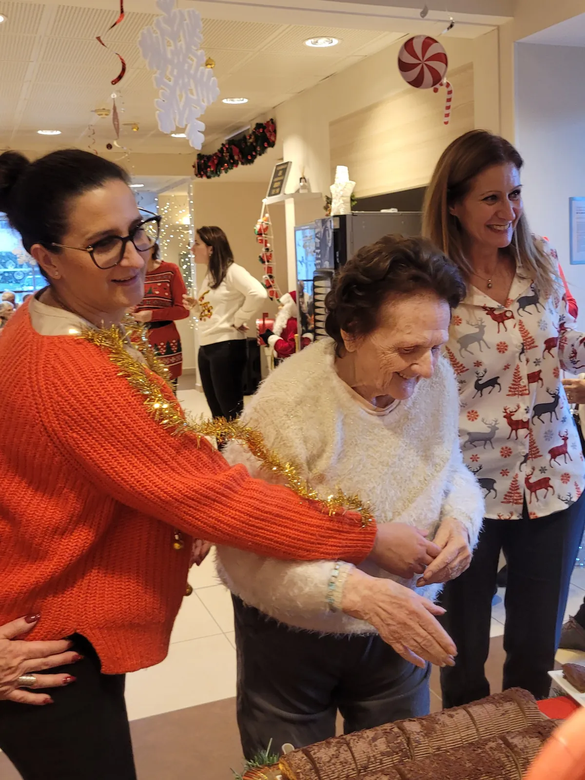 Un moment de convivialité avec Madame le Maire pour NOËL