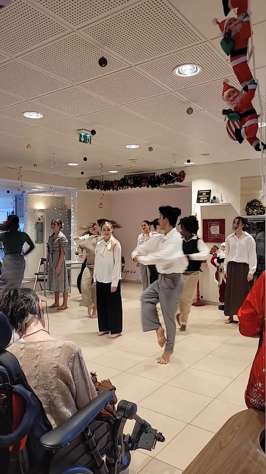 Un moment de convivialité avec Madame le Maire pour NOËL