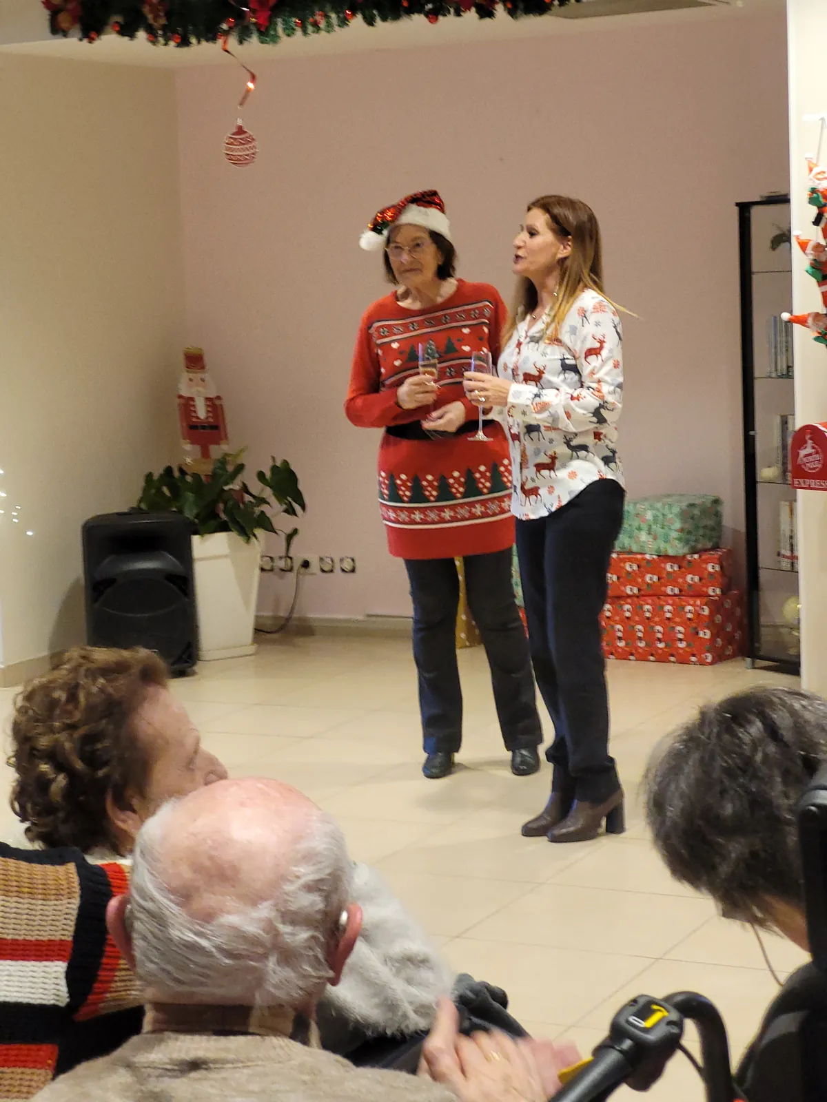 Un moment de convivialité avec Madame le Maire pour NOËL