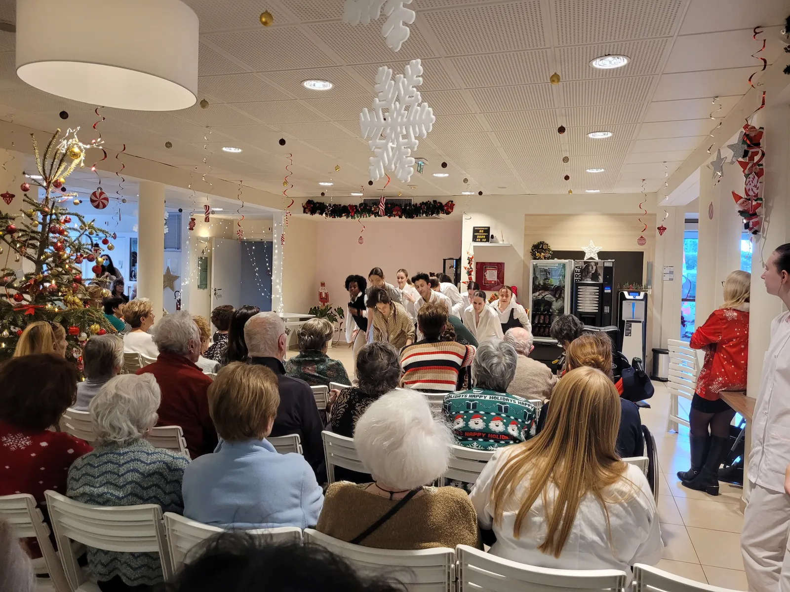 Un moment de convivialité avec Madame le Maire pour NOËL