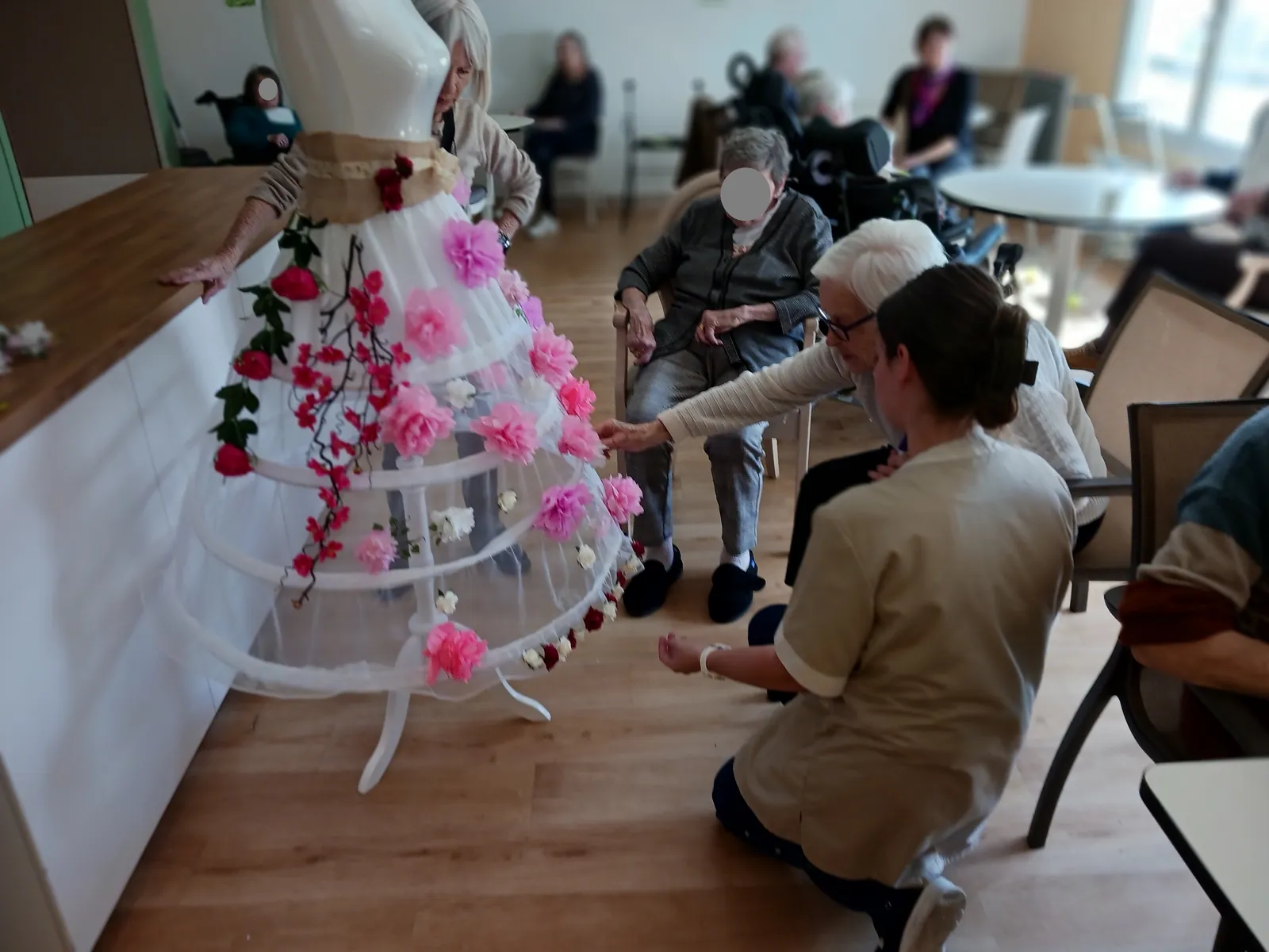 La Jupe du Printemps : Une Œuvre Collective aux Couleurs de la Saison