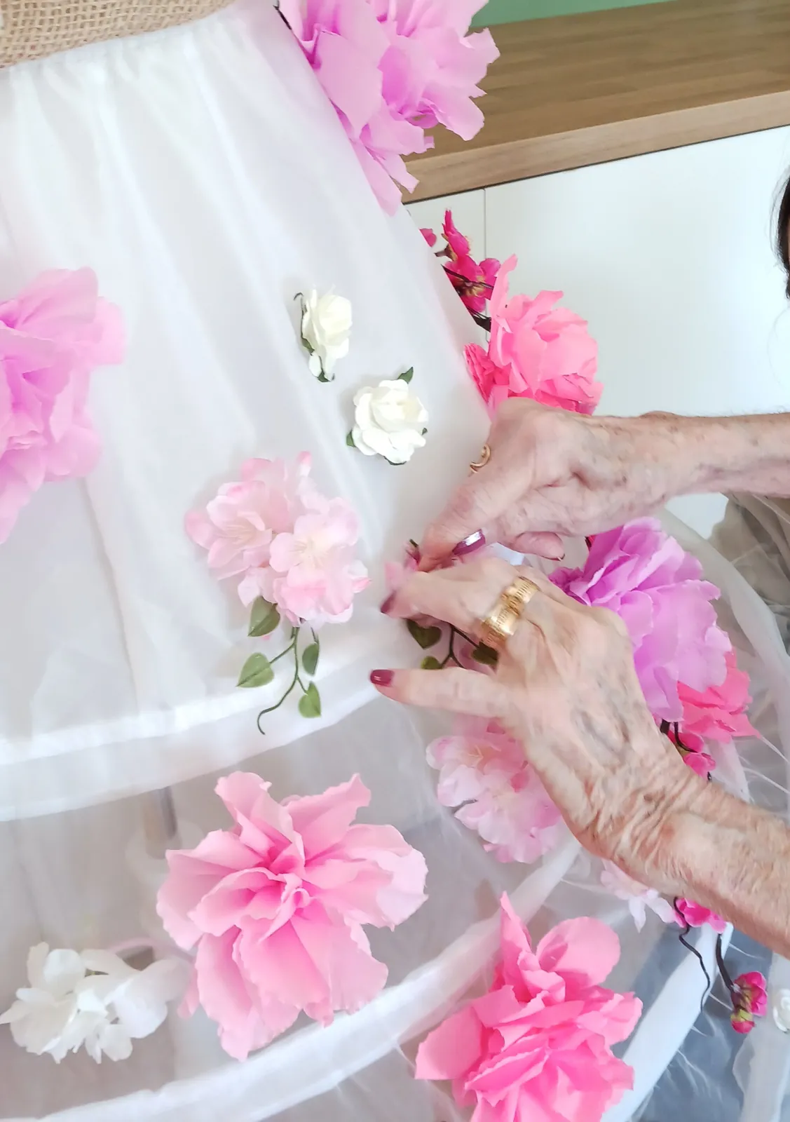 La Jupe du Printemps : Une Œuvre Collective aux Couleurs de la Saison