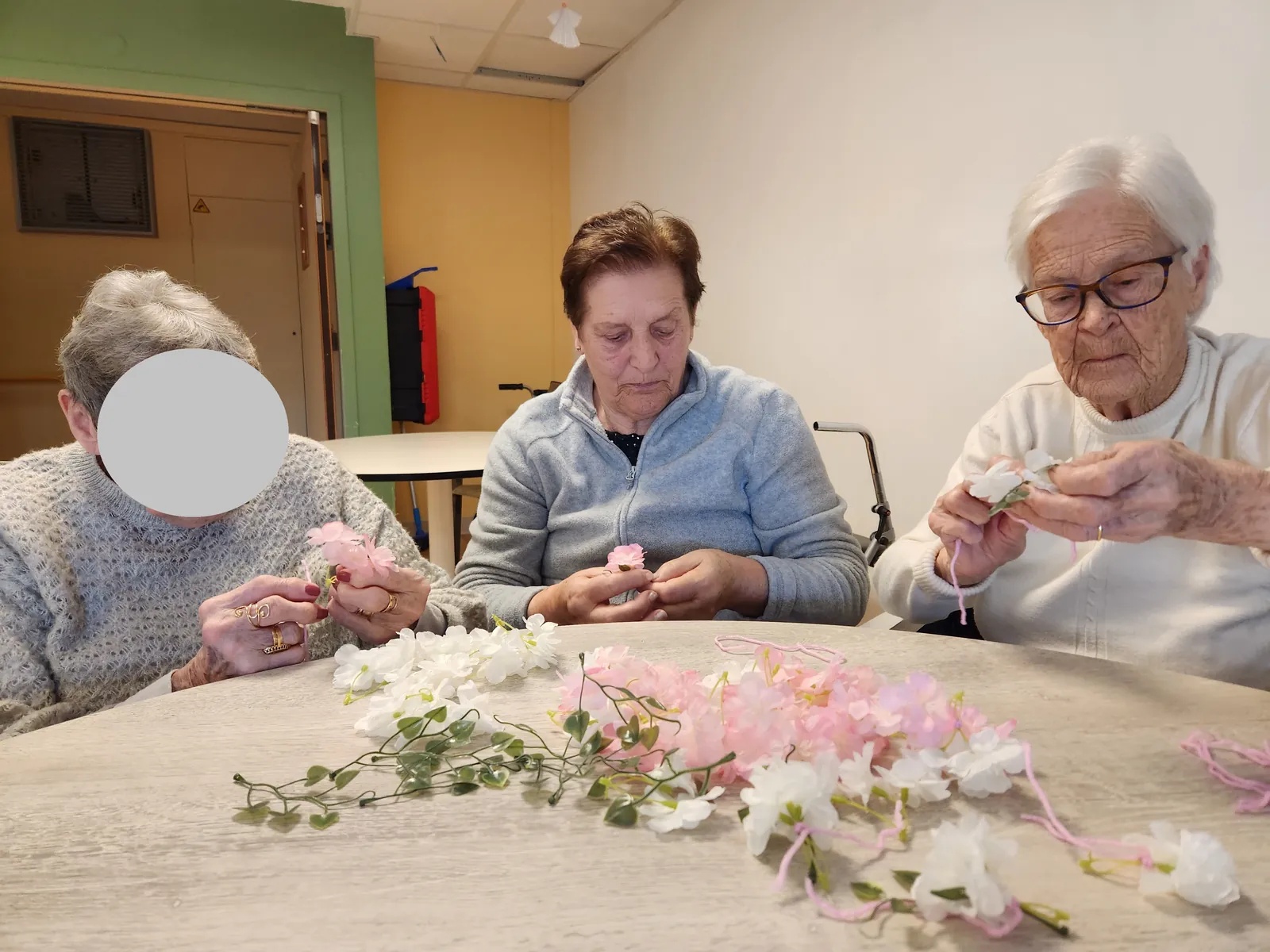 La Jupe du Printemps : Une Œuvre Collective aux Couleurs de la Saison