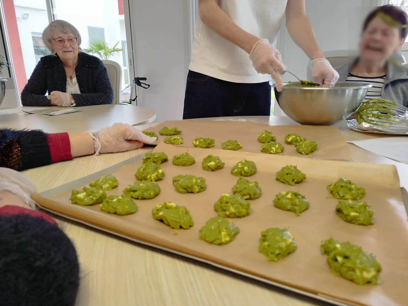 Atelier cuisine : les résidents fabriquent des cookies au thé vert