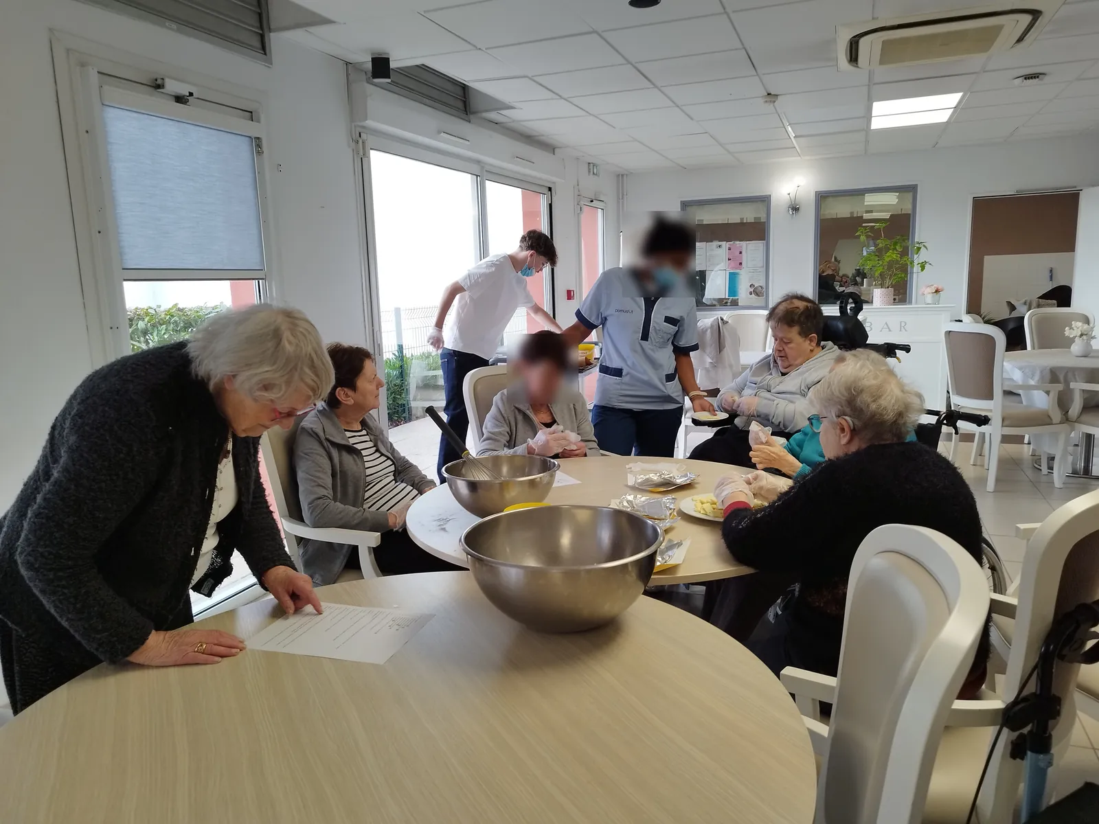 Atelier cuisine : les résidents fabriquent des cookies au thé vert