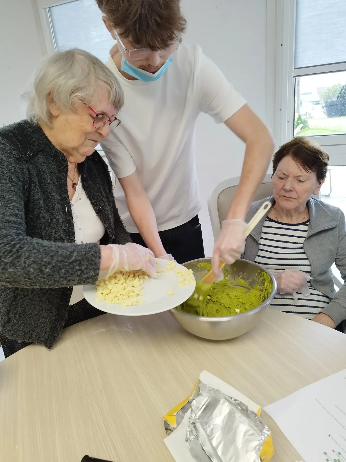 Atelier cuisine : les résidents fabriquent des cookies au thé vert