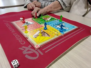 Les jeux de société : une clef pour le bien-être de nos résidentes et résidents