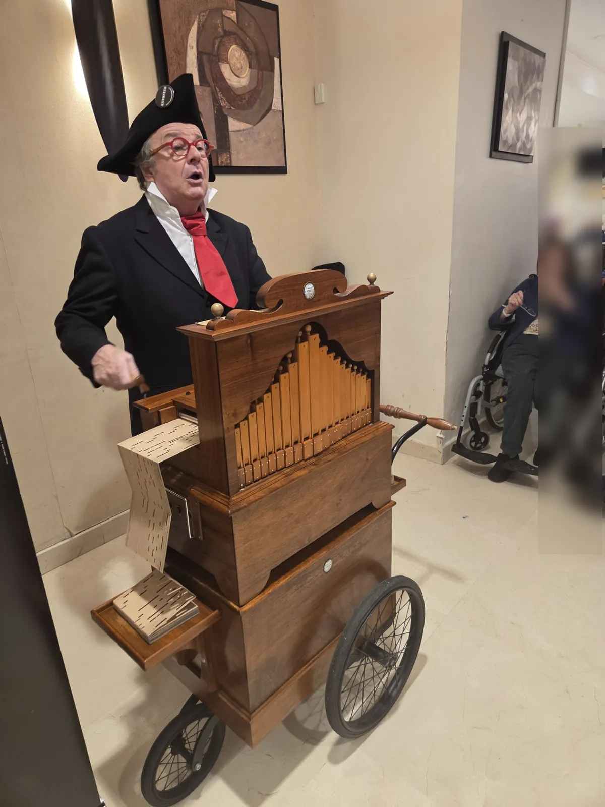 Quand l’orgue de barbarie fait chanter la Résidence Le Cap