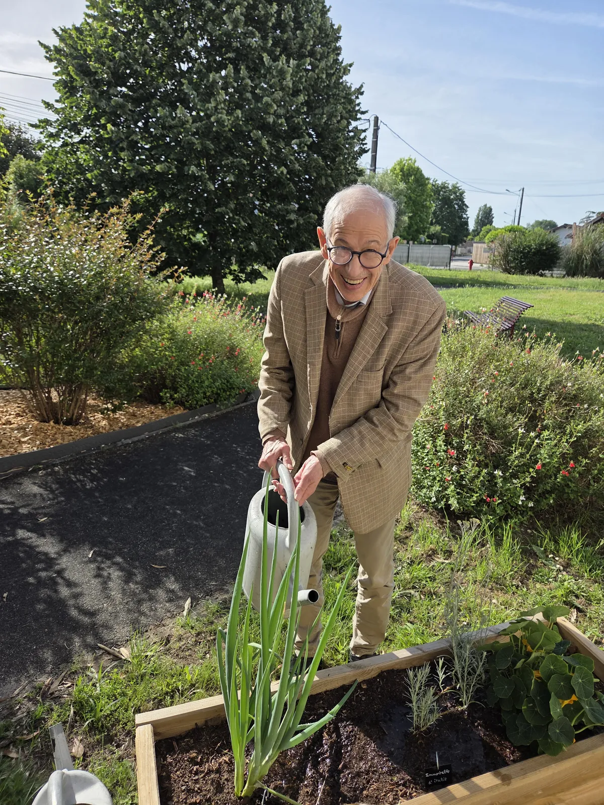 Participation des résidents à l’arrosage du jardin