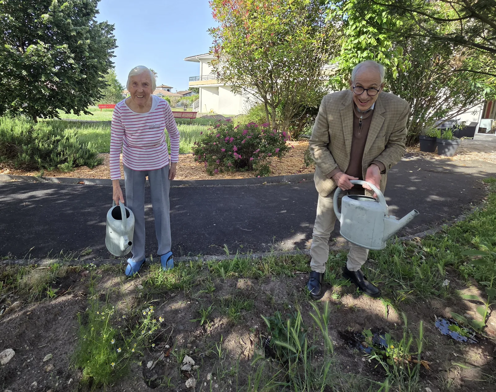 Participation des résidents à l’arrosage du jardin