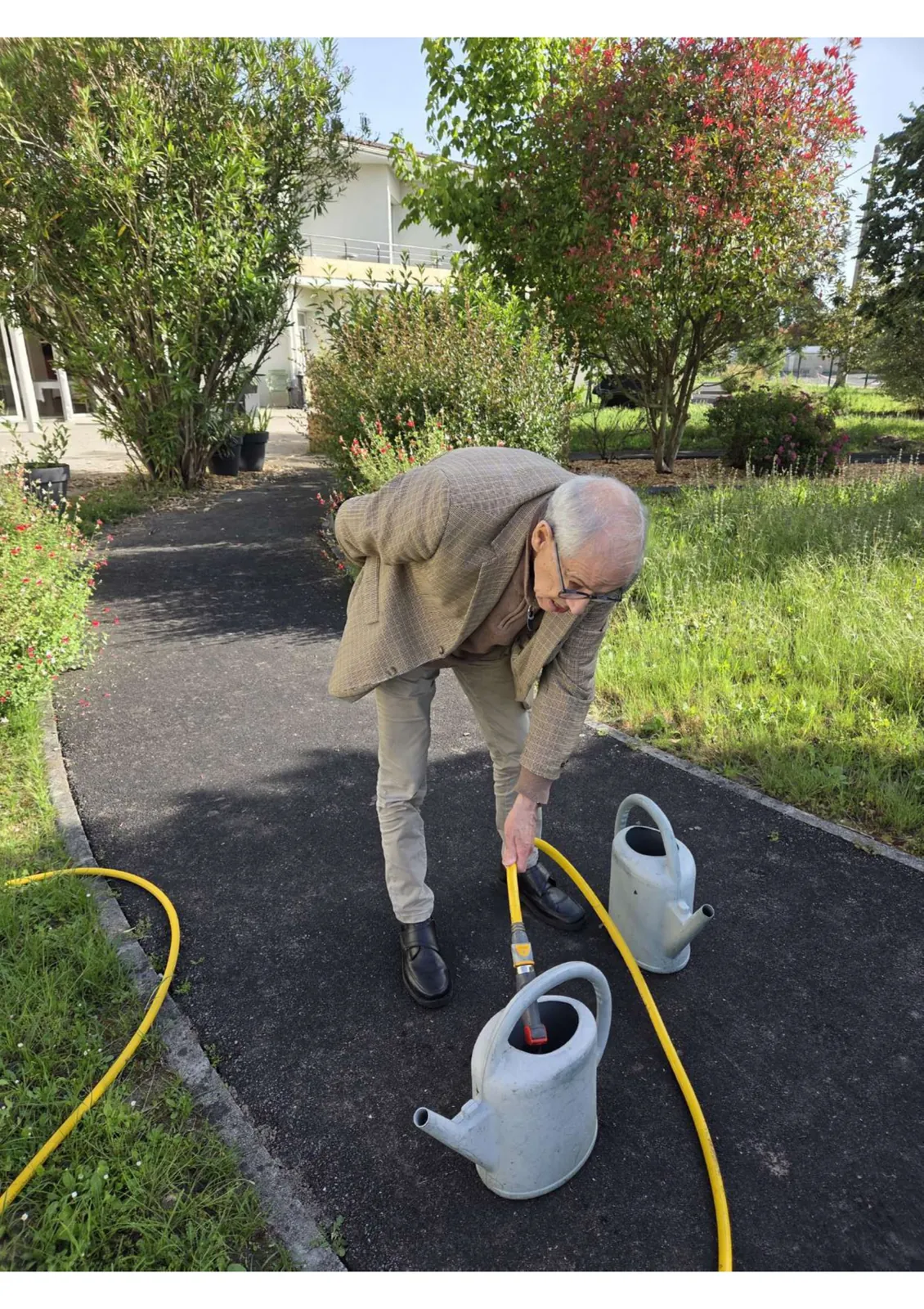Participation des résidents à l’arrosage du jardin
