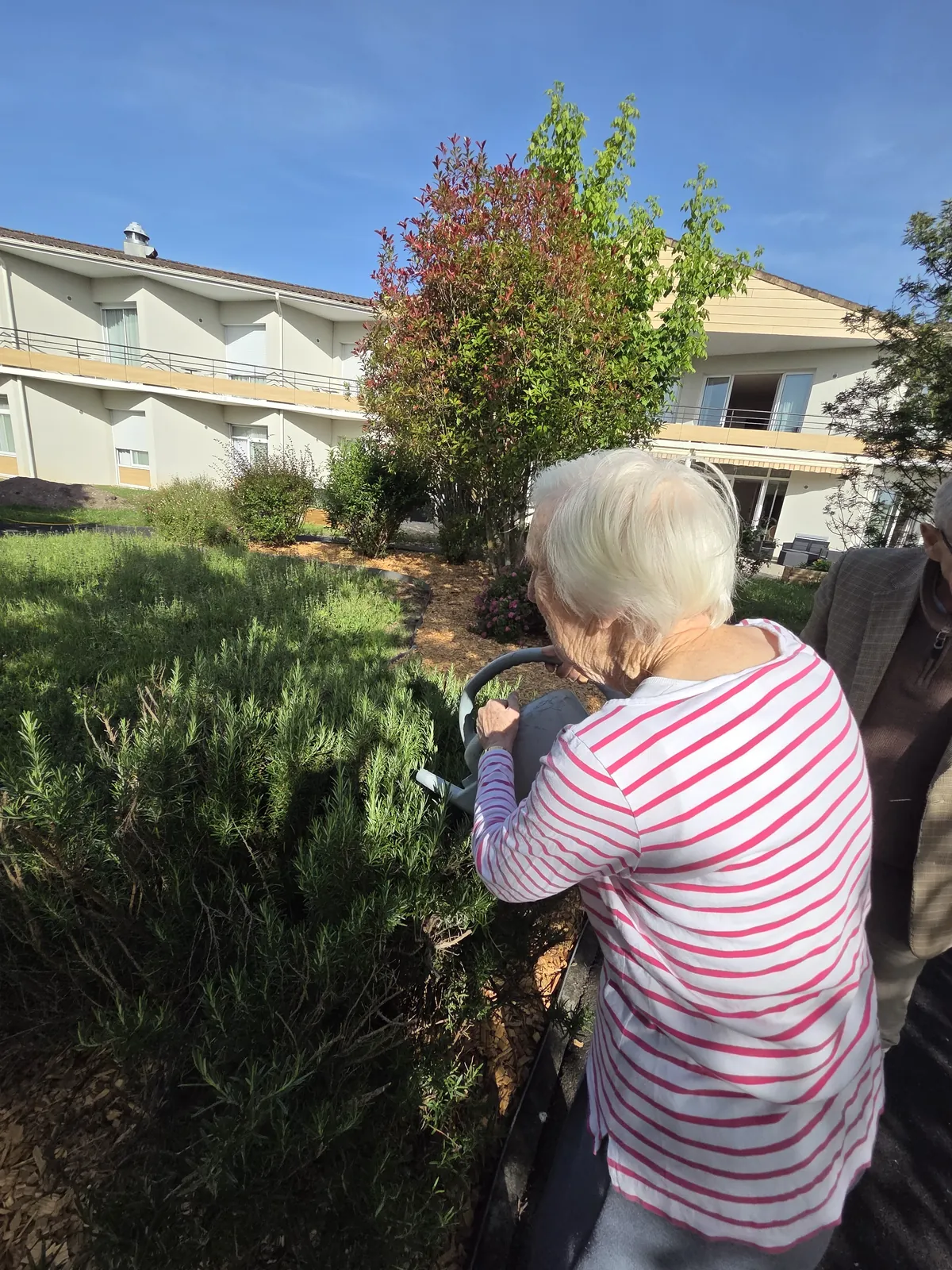 Participation des résidents à l’arrosage du jardin
