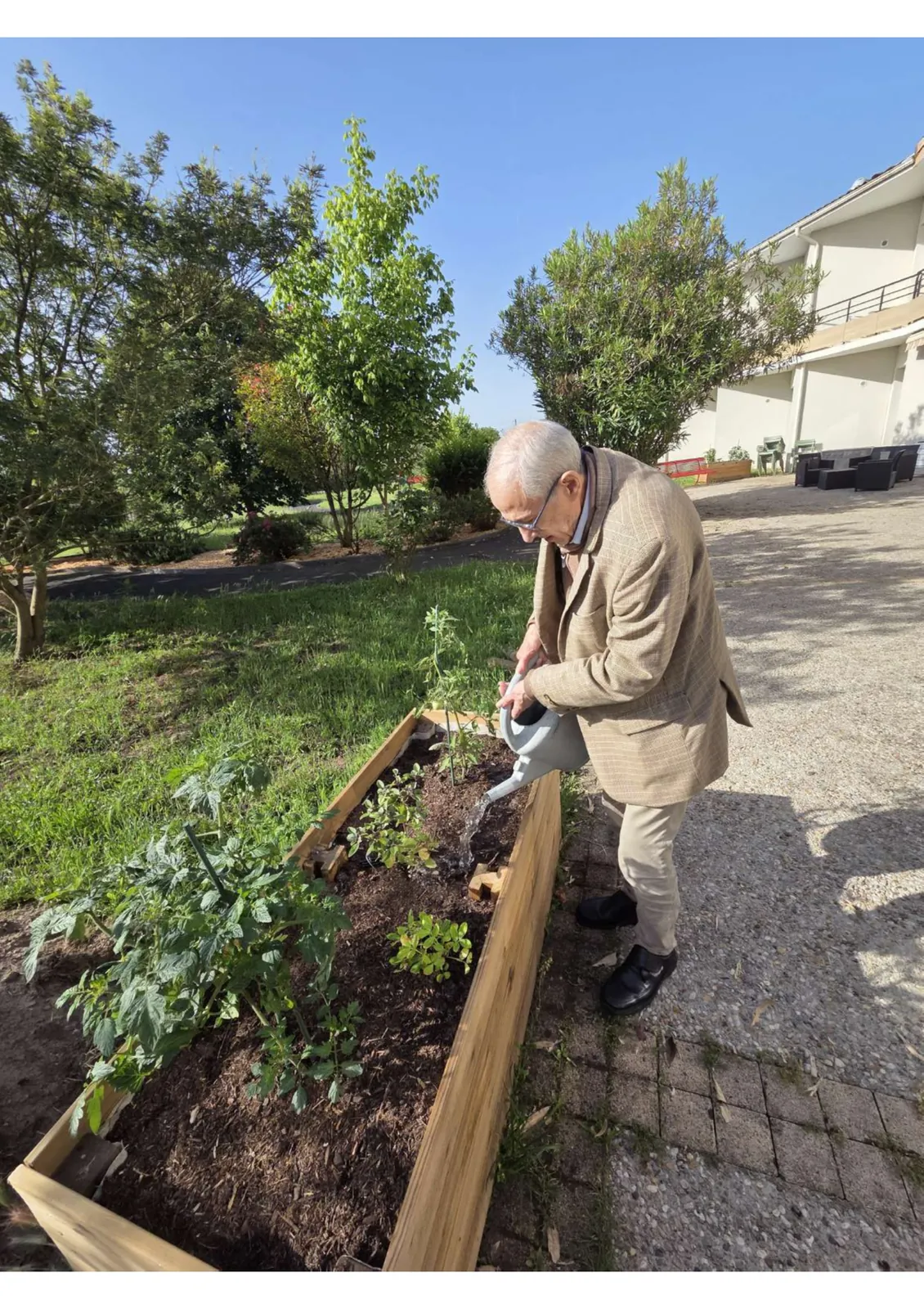 Participation des résidents à l’arrosage du jardin