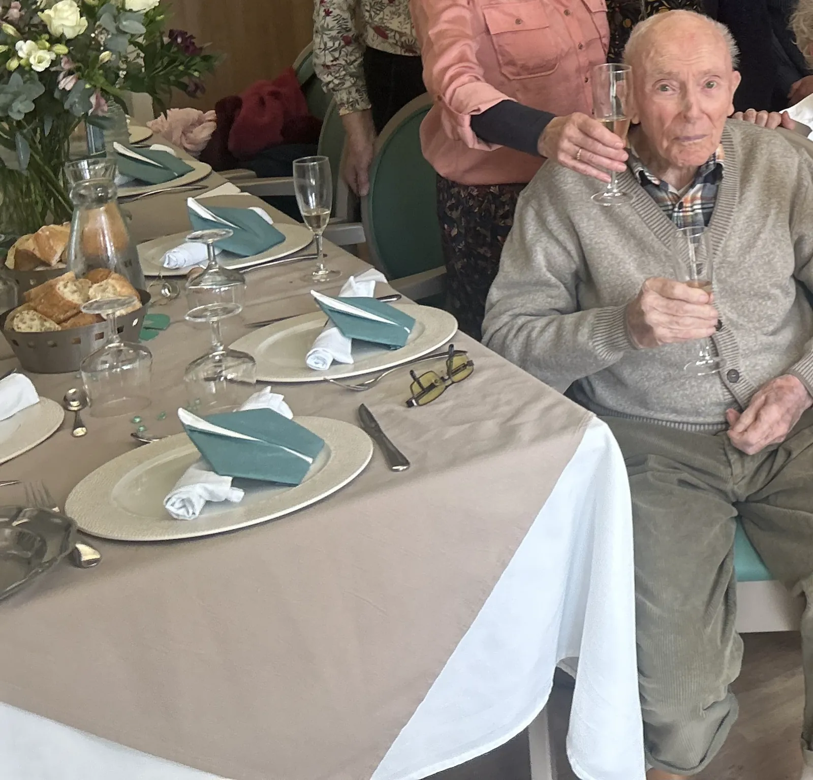 M. LEROY a fêté ses 100 ans avec sa famille a la Résidence MAGUERITE 