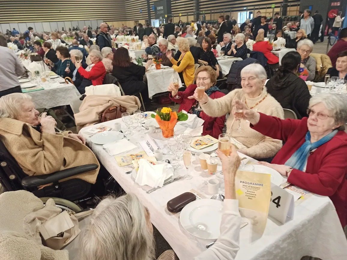 Les résidents de l’EHPAD Tiers Temps au repas des séniors de la Ville de Reims