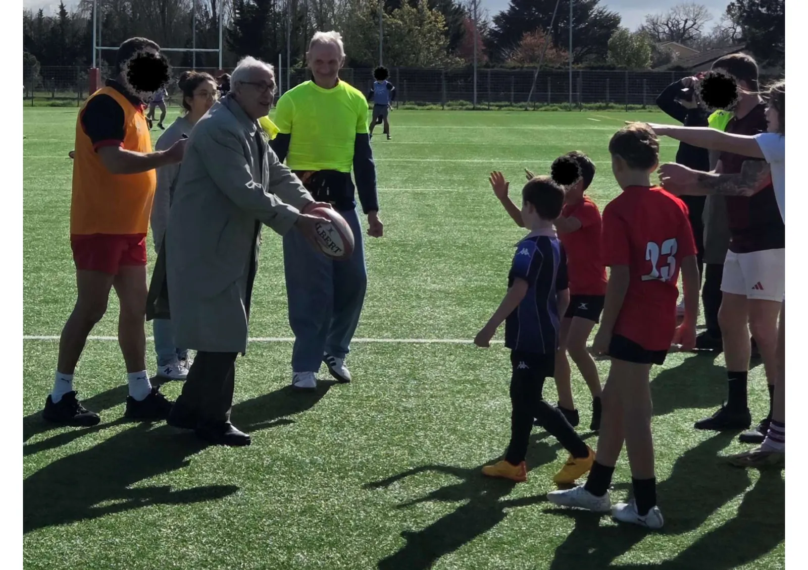 Rugby pour tous : une rencontre intergénérationnelle réussie