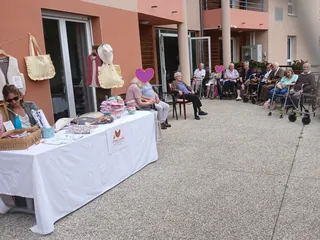 Marché des artisans à la maison de retraite Irénée de Bessenay