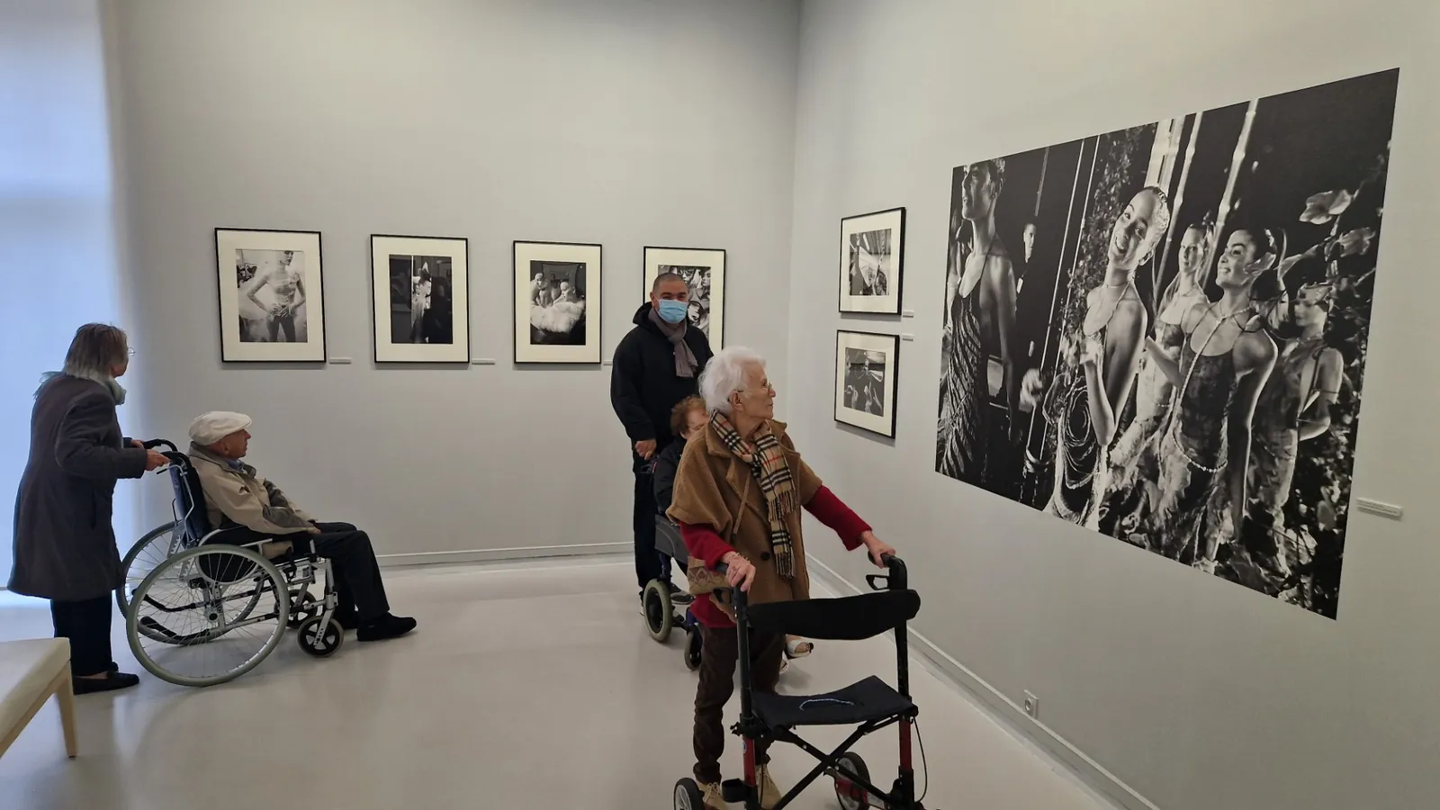 Visite d'une exposition de photo Gérad Uferas à la villa Tamaris de la Seyne sur Mer