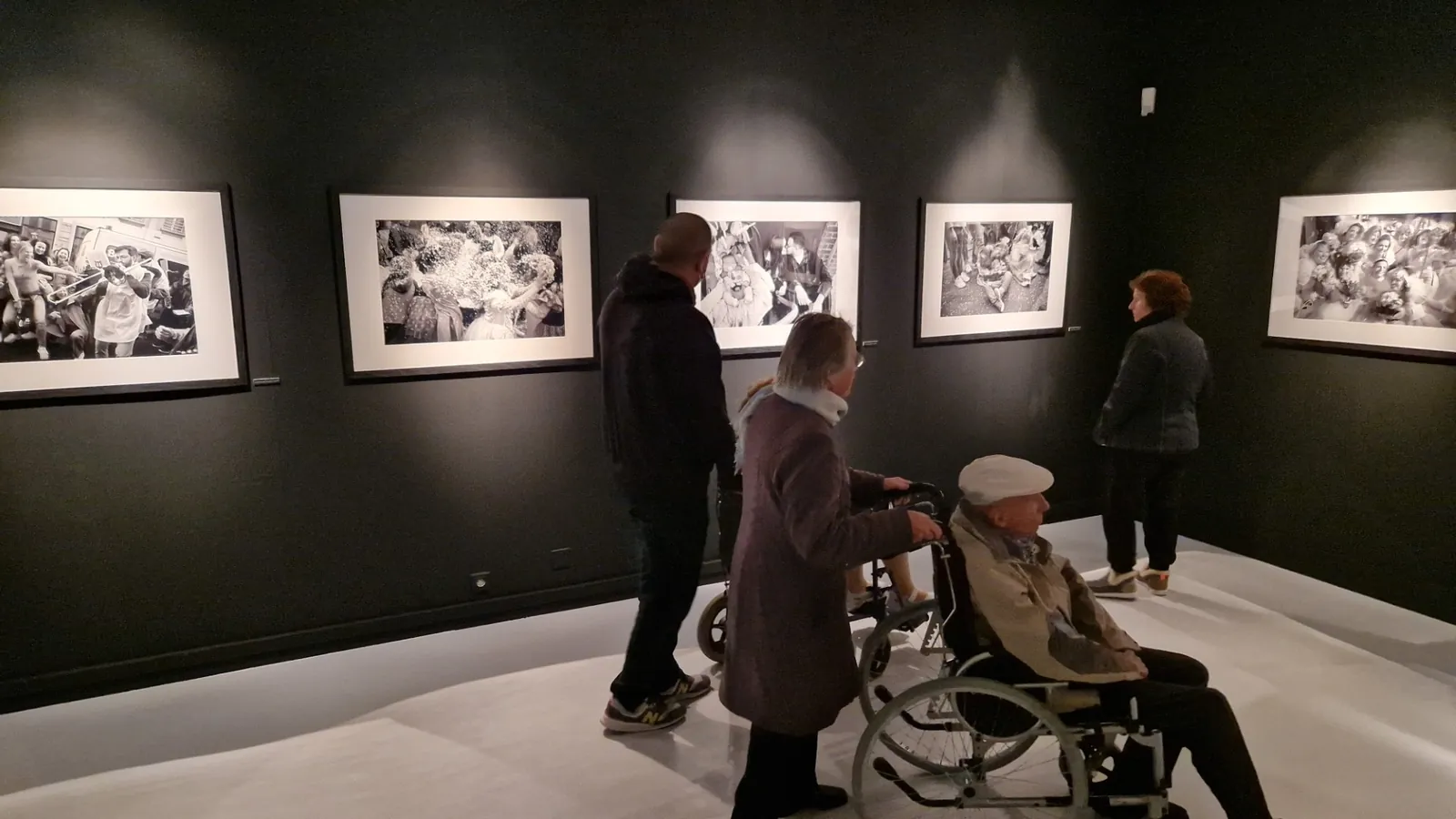 Visite d'une exposition de photo Gérad Uferas à la villa Tamaris de la Seyne sur Mer