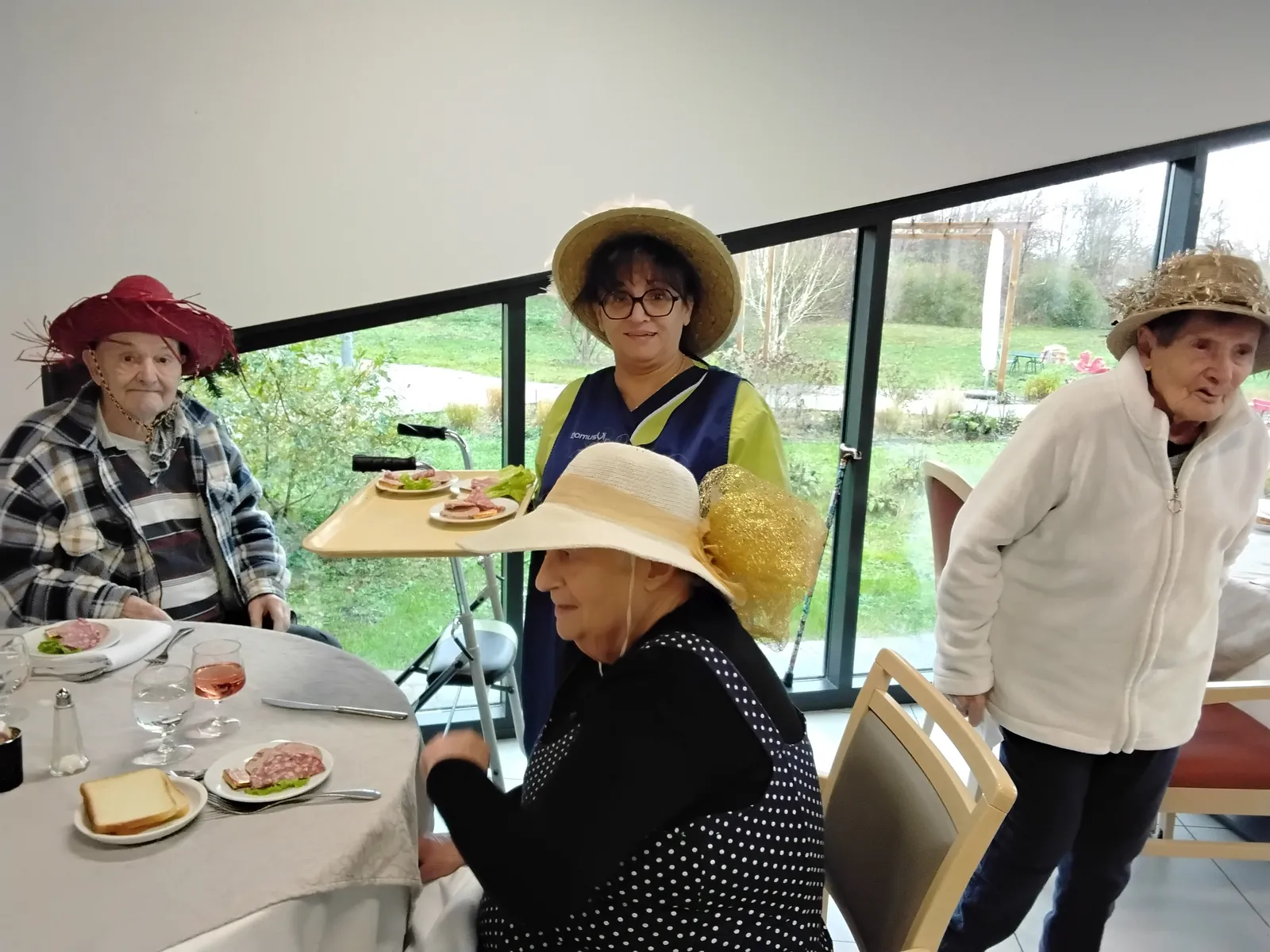  Les résidents des Jardins de l’Aunette fêtent les Catherinettes