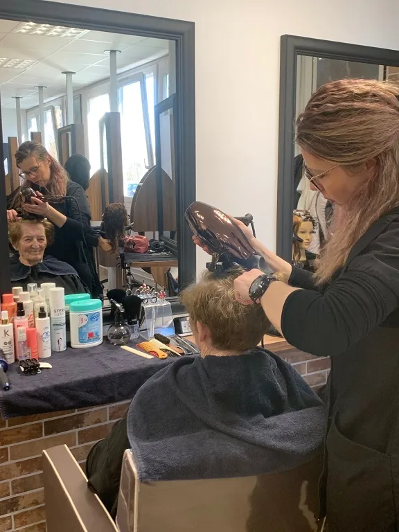 Mise en beauté pour le concours de coiffure national !