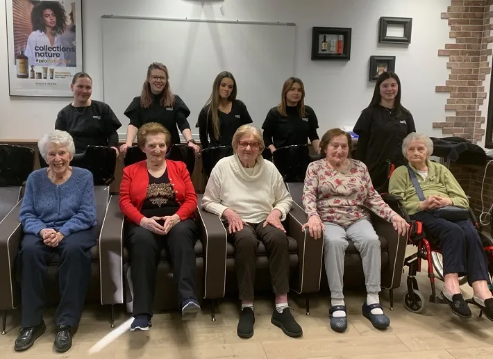 Mise en beauté pour le concours de coiffure national !